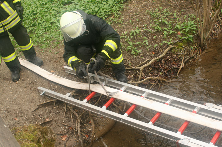 Brücke mithilfe einer Leiter