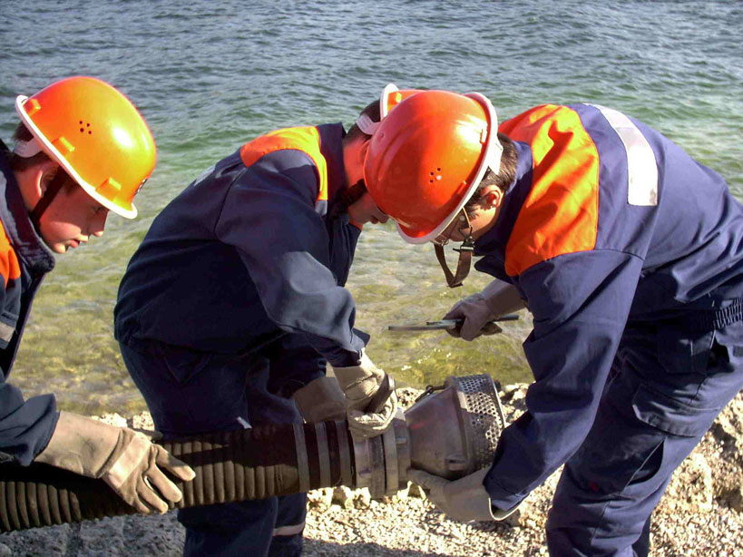 Jugendfeuerwehr beim Saugschlauchkuppeln